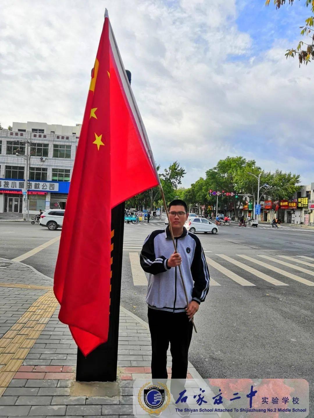 这位4岁的男孩,独自照顾残疾父亲,如今总算过上好日子