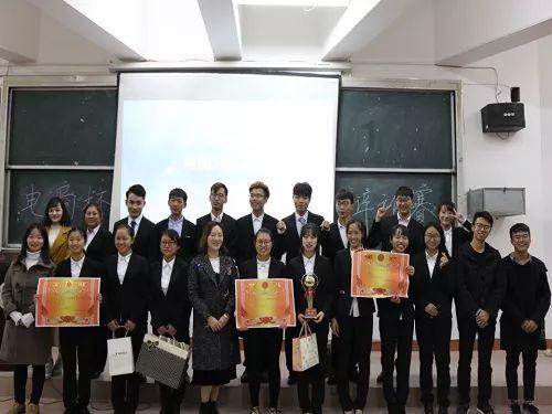 儿子结婚时父亲放声高歌。女儿结婚时父亲泪流满面：两场婚礼相隔仅9天